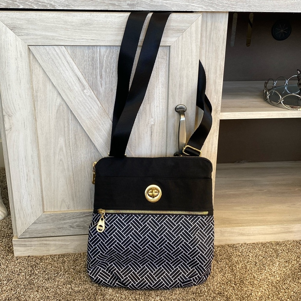 Baggallini International Crossbody Travel Hanover Bag Vacation Black White
